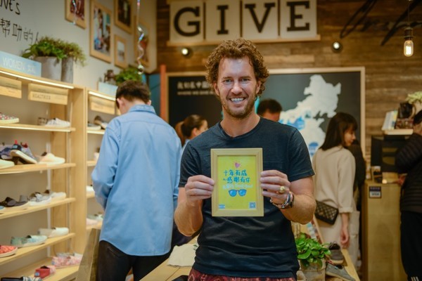 Interview with founder of TOMS Blake Mycoskie|Making philanthropy fashionable
