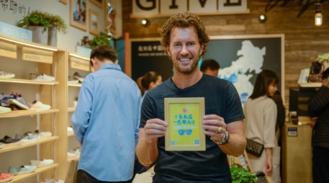 Interview with founder of TOMS Blake Mycoskie|Making philanthropy fashionable